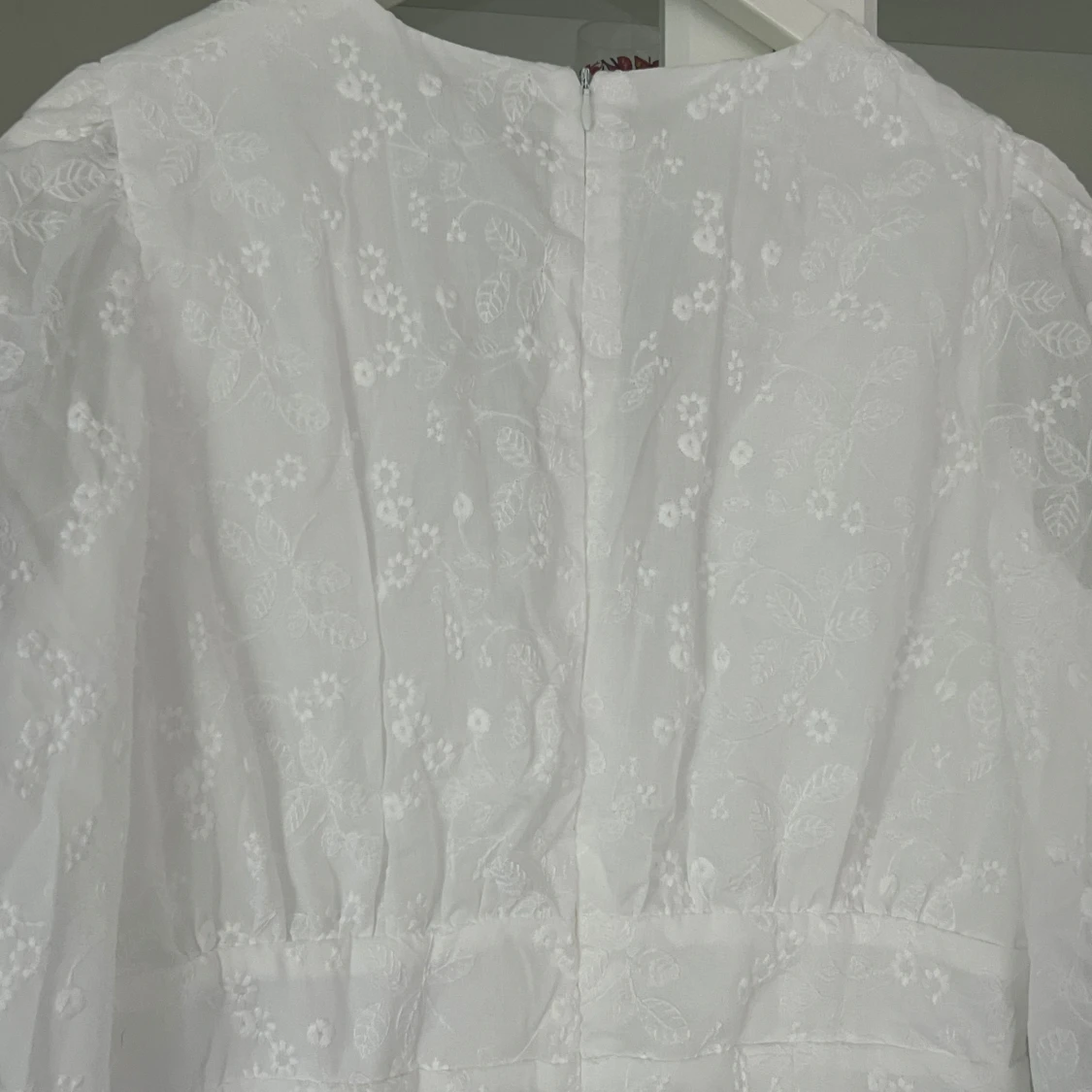 Vit kort klänning med blommig brodyr - 3