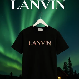 Lanvin tröja  - Fin lanvin tröja med tryck på. Storlek S hör av dig vid frågor. Aldrig använd. Ny pris ca 4000 priset kan diskuteras. Passar Medium också