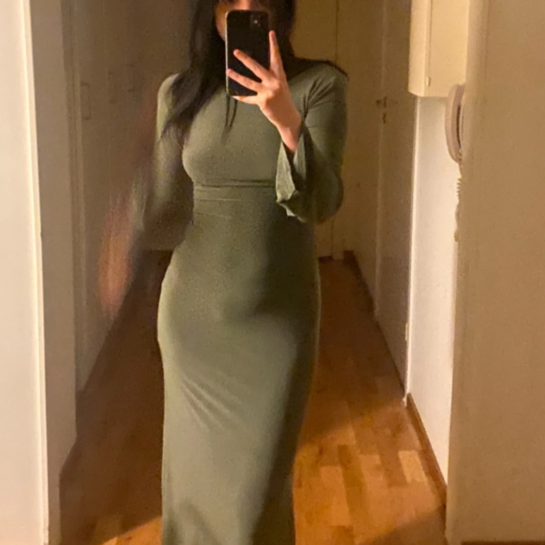 Olivgrön långärmad långklänning med öppen rygg - 1