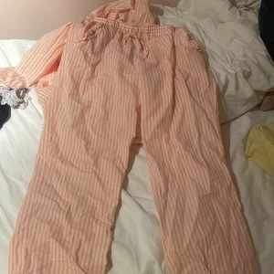 Pyjamas det från intimissimi - Kan behövas strykas men ett skönt luftigt det. Rosa randigt mönster