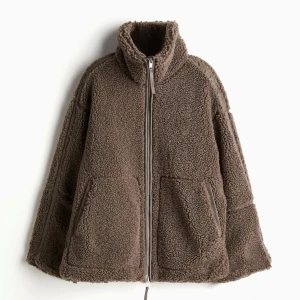 Brun Teddy jacka från Hm - Världens gosigaste Teddy jacka från Hm! Strl XXL men kan passa mindre för en mer oversized look. Har blivit lite missfärgad av smink på innersidan längst upp på dragkedjan. Men inget som syns när den används! Jätte skön till hösten och vintern!💕🍂