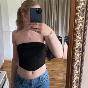 Svart bandeau tubtopp - Svart bandeau tubtopp från Gina tricot. Använd en gång så i nyskick. Säljer då den inte kommer till användning. Hör av dig om du har några frågor, pris kan diskuteras🫶