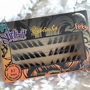 Press-on fransar från Cabelos.Co - Förlimmade Fox fransar från Cabelos.Co kluster lösögonfransar, svarta lösögonfransar. De är designade för att fästas utan lim och håller upp till 5-7 dagar. Fransarna är veganska och kommer i en snygg förpackning med instruktioner på baksidan.