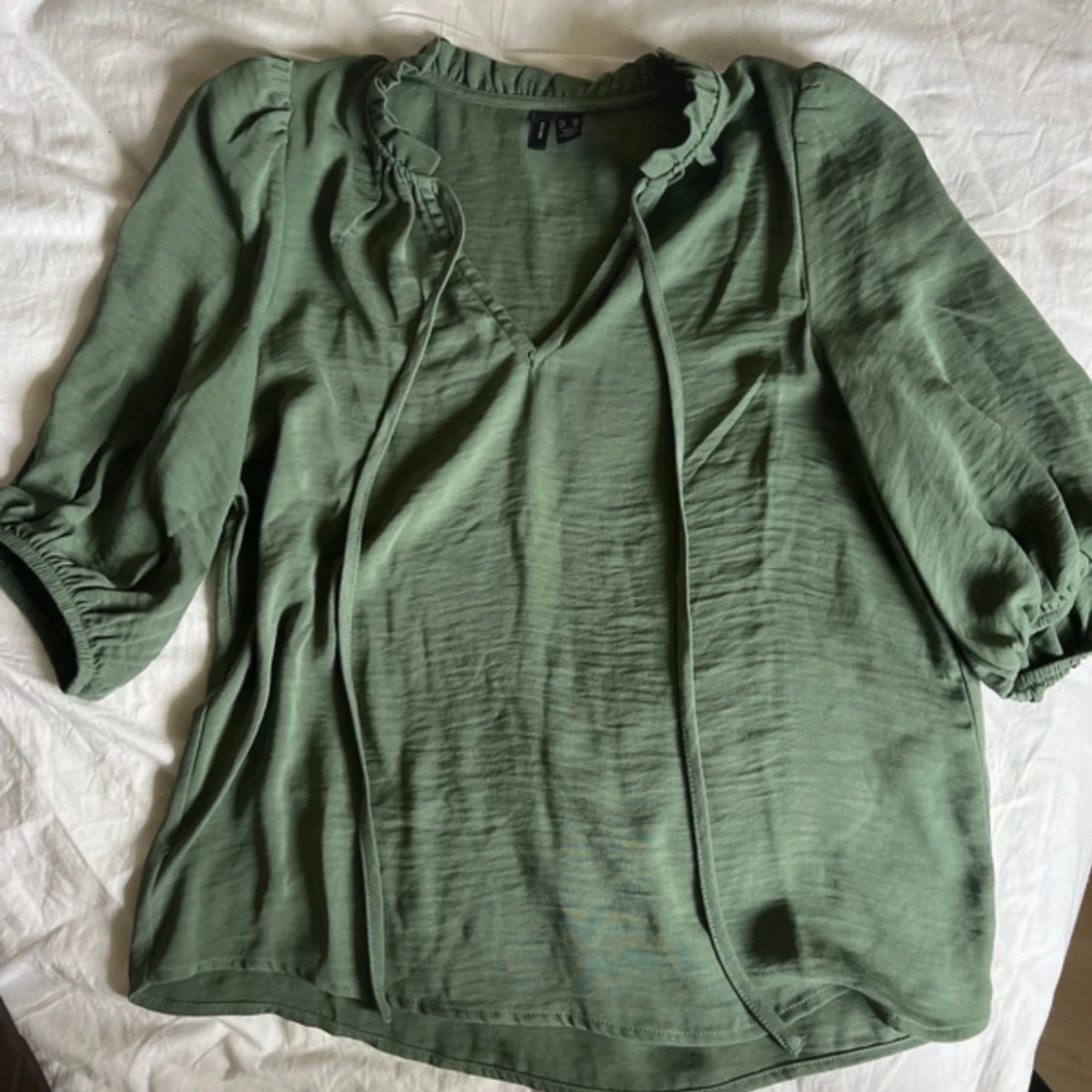 Grön blus med knyt och volang - 1