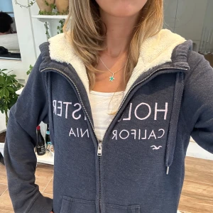Hollister zip med mjukt foder - En zip med mjukt foder från Hollister i storlek M. Tröjan är i väldigt fint skick. E23. Jag skickar alltid inom 24h! Se fler liknande zip tröjor i min profil! 
