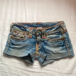 True religion shorts  - Jätte snygga lågmidjade shorts från True religion i storlek 24 alltså xs men passar både xs samt s. Perfekt för sommaren 🙌🏻🤩 jag har aldrig använt den 🩵