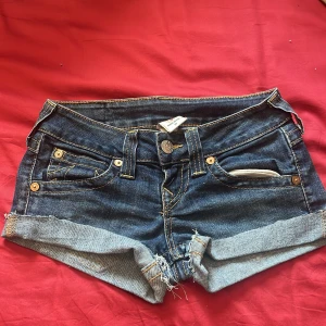 True religion shorts - 33 cm midja Rise 16 cm(lågmidjade) Storlek 26