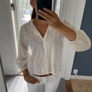 Blus - En söt blus i mycket fint skick. Ifrån Lindex i storlek XS men skulle säga att den passar en S