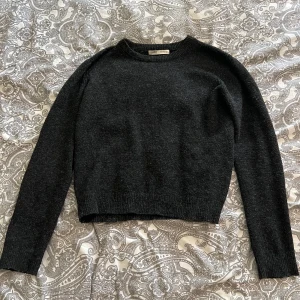 Svart stickad tröja  - Svart stickad tröja från Pull and Bear i mycket bra skick! Kolla gärna in mina andra annonser🫶