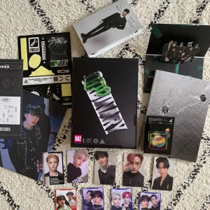 Stray kids oddinary album kpop - Limited oddinary album, 9 pcs + cd + photobook + inclusions, saknar 4 klistermärken men annars perfekt skick