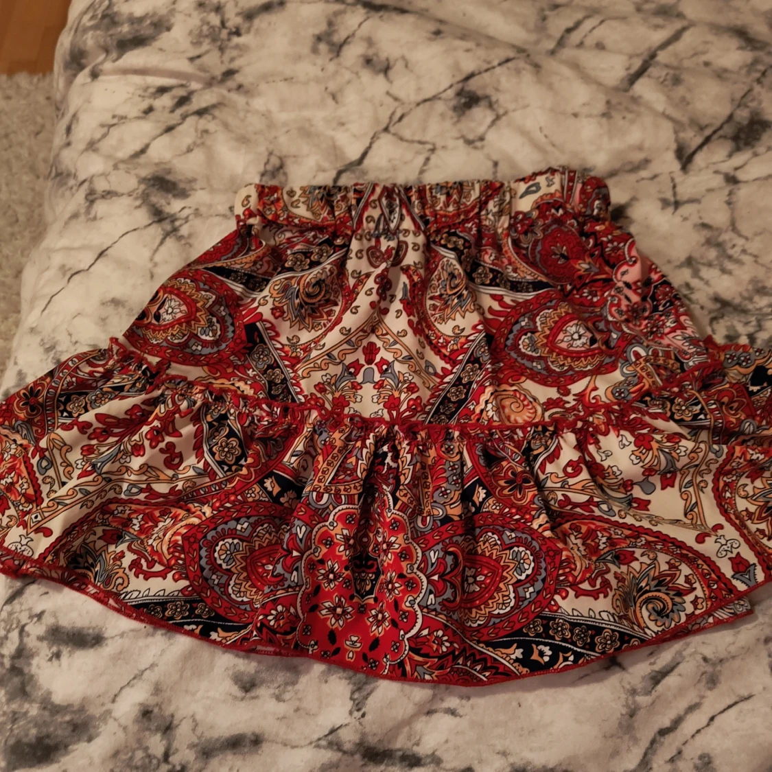 Röd mönstrad kortkjol från SHEIN