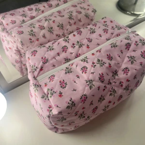 Rosa blommig necessär - Egensydd necessär som är väldigt rymlig 💖🌸