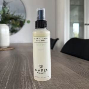 Scalp Treatment Rosemary från Maria Åkerberg - Maria Åkerberg scalp treatment rosemary. 125 ml endast använd en gång så nästan full😊 