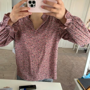 Blus - Fin blus med blommigt mönster 💘det finns ingen lapp men skulle säga att den passar s-m. tryck gärna på köp nu!
