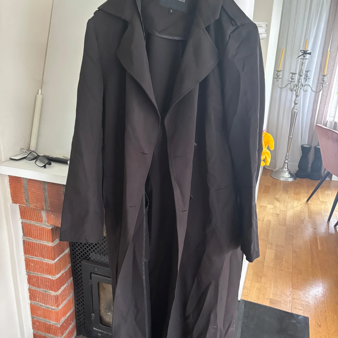 Svart trenchcoat från Rut&Circle