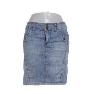 vintage jeanskjol - Snygg blå jeanskjol från s.Oliver med normal passform. Perfekt till vardags och enkel att matcha med olika toppar. Köpt på Sellpy men aldrig använd, om man vill ha den kortare kan man bara klippa eller sy😚