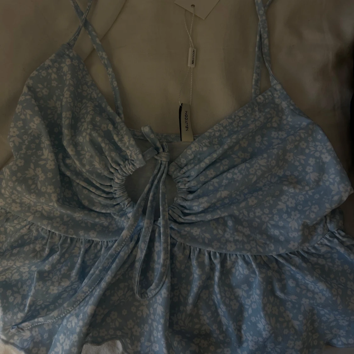 Ljusblå blommig linnetopp från NLY Trend