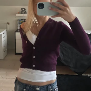 Zara kofta S - Jätte söt vinröd kofta🥹🥹🥹knappast använd och i bra skick💗💗passar till allt och lätt att styla💗storlek s men passar även xs💗💗