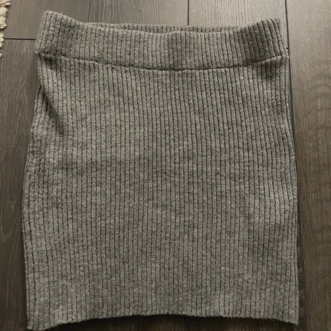 Grå ribbad kjol