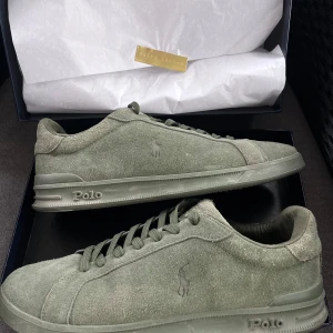 sneakers Ralph Lauren - Fräscha Ralph Lauren i mjuk mocka. Snygg olivgrön färg, stilrena men sticker ändå ut. Använda få gånger, kommer med originalkartong. Storlek 43, normal passform.