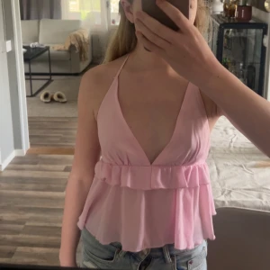 Ljusrosa volang topp - Säljer en likadan volang topp som på min senaste anons fast i ljusrosa🥰. Perfekt till sommaren!🤗
