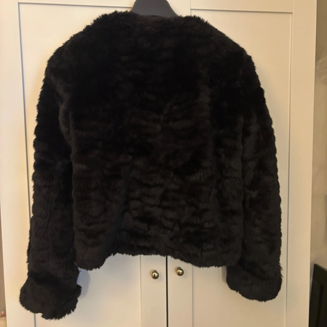 Svart pälsjacka från trf_outerwear - 2