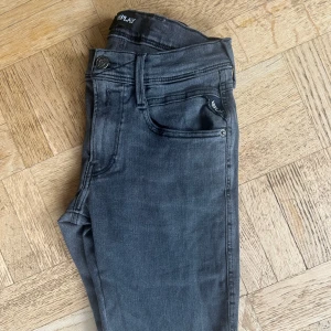 Replay anbass jeans  - Säljer nu den här replay jeansen i fint skick. Inge defekter eller liknande. Hör av er vid frågor. Är 177 cm lång och har precis vuxit ut dem satt dem passar skulle jag säga 175 cm o nedåt. Det är 27:30