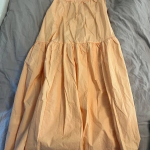 Orange lång kjol från hm - Väldigt fin orange lång kjol från hm. I storlek s