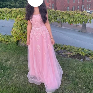 Rosa bal klänning  - Använd endast en gång på balen, fortfarande i toppskick inga defekter ! Strl 32 men skulle säga att den är justerbar då man kan spänna/lösa upp hur mycket man vill i ryggen 💕nypris 2500kr