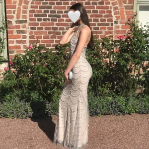 Festklänning/balklänning - Säljer min vackra festklänning/balklänning. Lite öppen i ryggen som syns på sista bilden. Storlek 34 passar även 36. Använd 2 gånger. Perfekt för bal eller festligheter 🤍