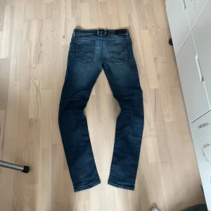 Slim fit grisch jeans från diesel - Dem hära slim grisch jeansen från diesel har nyligem blivit populära igen, längden är 32 och waist är 29-30