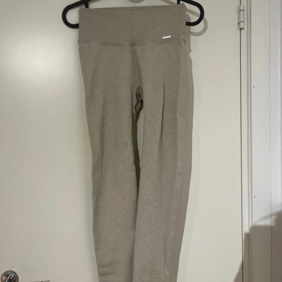 Beige ribbade leggings från Aim'n