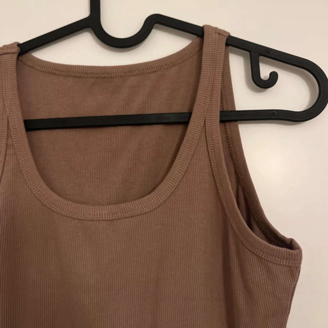 Brun ribbad linnetopp - 1