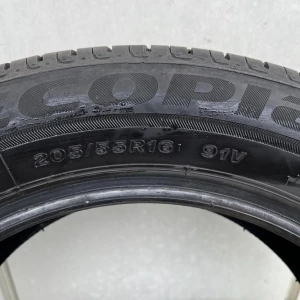 Svart bildäck Bridgestone Ecopia - Säljer ett svart bildäck av modellen Bridgestone Ecopia. Däckets dimension är 205/55R16 91V, vilket passar många vanliga personbilar. Däcket har ett klassiskt mönster för bra grepp på vägen.