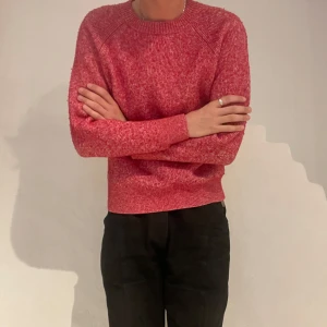 Röd stickad tröja J.Lindeberg M - En röd stickad ulltröja från J.Lindeberg. Väldigt skönt material har använt fåtal gånger så i gott skick! Kika gärna på mina andra annonser har lagt upp en del :)