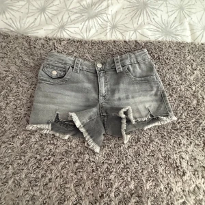 Söta Jeansshorts - Söta jeansshorts, som inte passar mig, perfekta till sommaren!!