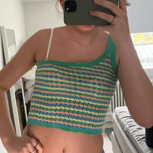 Randig stickad croppad linnetopp - Säljer en färgglad stickad croppad topp från zara som är perfekt och så snygg för sommaren!🩷🩵💜