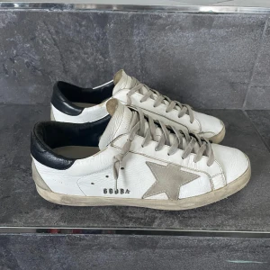 Golden Goose skor - Tjena! Säljer nu dessa svin feta golden Goose skor på utförsäljning❗️Därför även Fast pris!! Prioriterar snabba affärer! För fler frågor eller bilder är det bara att skriva🤝