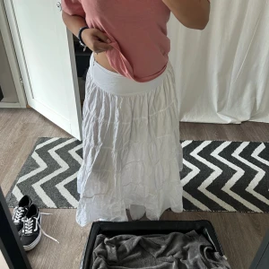 Vit långkjol - Jätte fin och jätte gullig vit långkjol som är från zara. Har dragkedja! Använd ett fåtal gånger men inga defekter. I väldigt fick skick. Storlek M men skull säga att den passar S också. Skicka dm för bättre bilder😊kram❣️