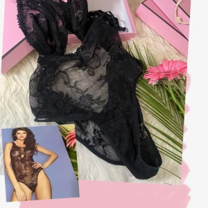 Svart spetsbody med blommönster - Säljerw en svart body i transparent spets med blommigt mönster. Bodyn är ärmlös och har högt skurna ben. Perfekt för att känna sig extra snygg och självsäker🎀