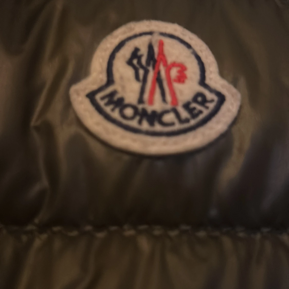 Oliv grön dunväst från Moncler - 2