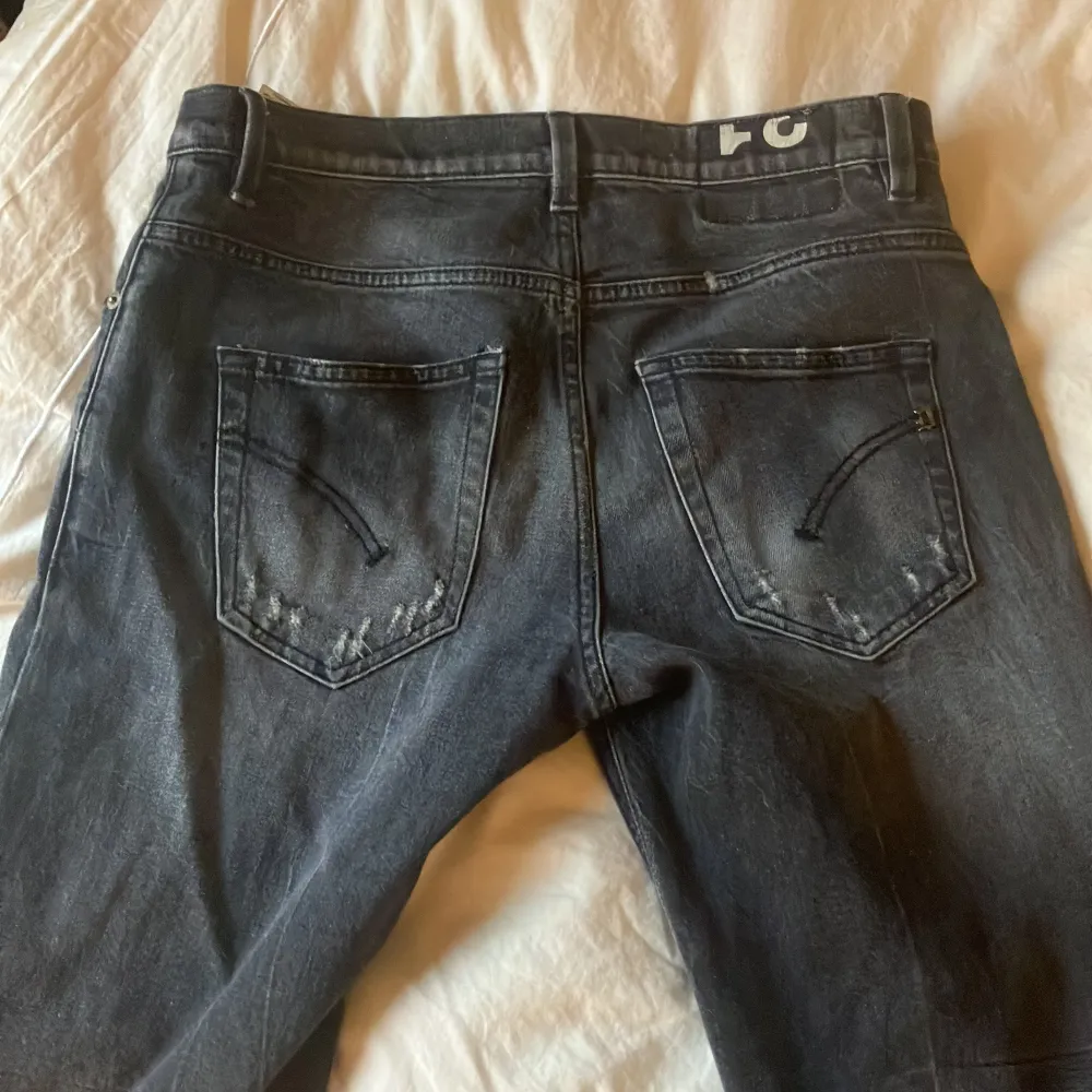 Säljer ett par mörkgrå eller ljussvarta jeans från Dondup med klassisk design och diskreta slitningar. Jeansen har normal passform och skick 8/10. Skicka dm vid frågor.. Farkut & Housut.