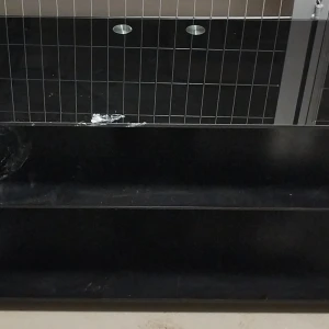 TV bänkhylla av glas - Svart tv bänkhylla gjort av glas och aluminiumben.Perfekt för TV och tillbehör i vardagsrummet.Måtten till Tv-bänken är:120cm brett,52cm högt,40 djupt.Avståndet mellan hyllplanen är 20 respektive 27cm.Mellan det översta och mellersta hyllplanet är avståndet 20cm, medan det är 27cm mellan det mellersta och nedersta hyllplanet.Den märkliga runda ”glasklotter” som syns på bilder är"skugga"från tacklampor i källare!Efter rengöring"skuggan"är borta!Kan efterfrågas ny bild på hyllan!