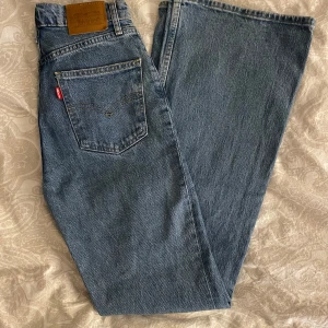 Levi's 70s High Flare jeans blå - Säljer ett par Levi's Premium 70s High Flare jeans i klassisk blå denim. Byxorna har hög midja och utsvängda ben, säljer då de är för små för mig! Använda 1-2 gånger🩵