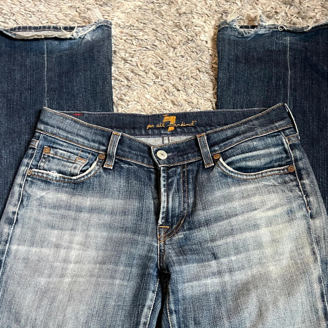 Blå bootcut jeans från 7 For All Mankind - 1