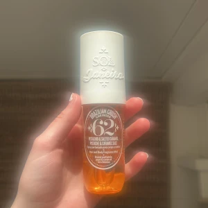 Sol de Janeiro Brazilian Crush Cheirosa '62 Body Mist - En fräsch body mist från Sol de Janeiro med doft av pistage och saltad karamell. Parfymen är öppnad med knappast använd🥰💞