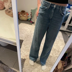 baggy jeans - Jätte snygga baggy jeans som är något högre i midjan men som lätt går att fixa till så de sitter så som de gör i bilden! Bra skick💛