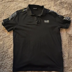 Emporio Armani Piké  - Emporio Armani piké i väldigt bra skick. Används 2-3 gånger som max. Storlek M