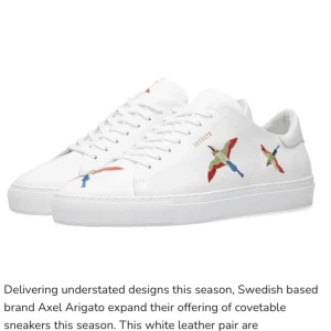 Vita sneakers från Axel Arigato med broderade fåglar - Säljer ett par vita sneakers från Axel Arigato med färgglada broderade fåglar på sidorna. Skorna har platt sula, snörning och är gjorda i skinn med diskret guldfärgad logga på sidan. Perfekta för dig som gillar stilrena men unika detaljer. Storlek 39, men passar för de som har 40 också. De är inte så slitna bara smutsiga, men det går att tvätta bort. En annan på Plick säljer för 1100. Kostar 2700kr nya, (står på bild 1) PRIS KAN DISKUTERAS😇