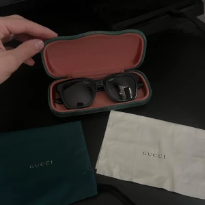 Solglasögon Gucci - Svarta solglasögon från Gucci. Kommer i originalfodral med putsduk och påse. Kom privat för frågor och bud